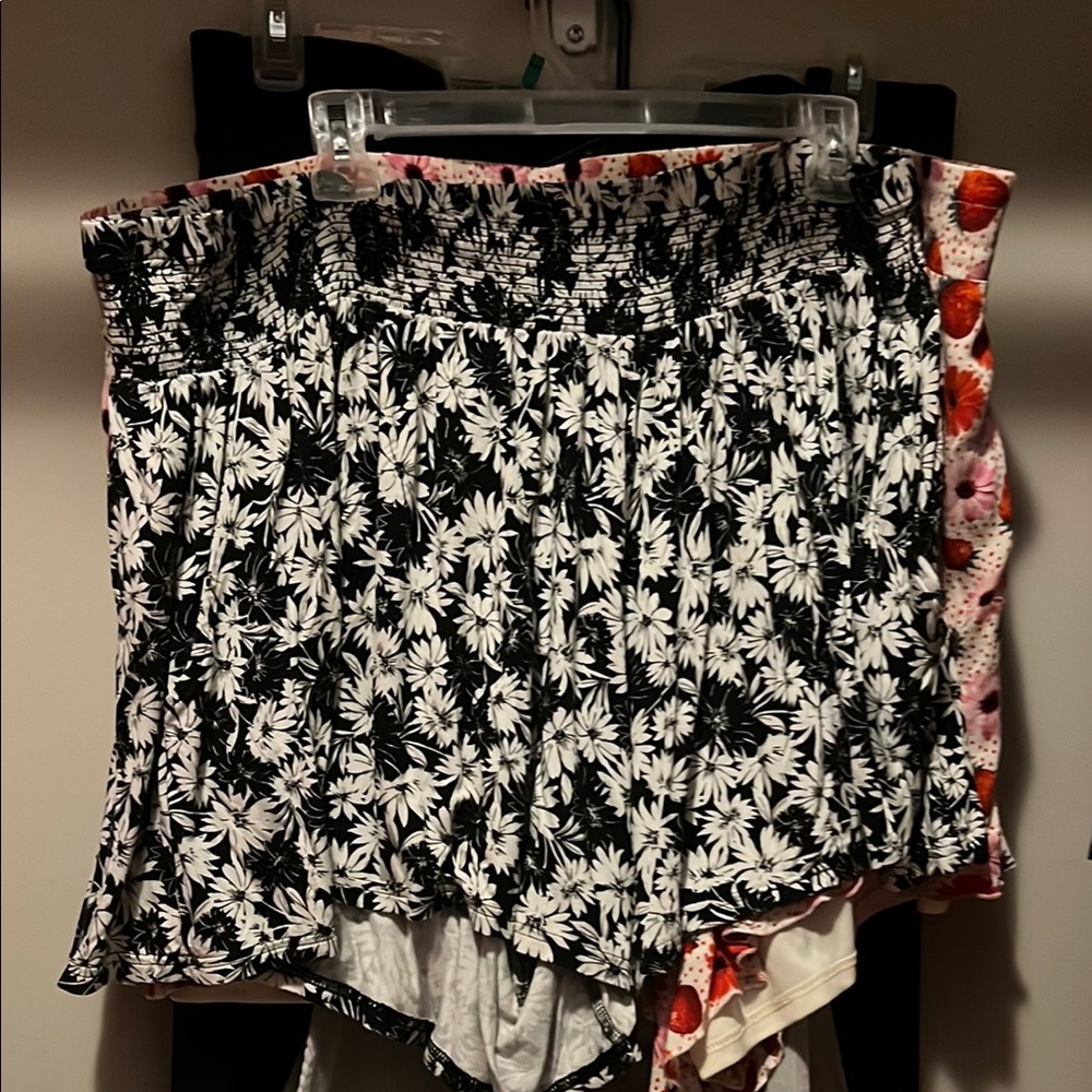 Floral Black and White Women's Shorts